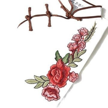 Naszywka haft róża w towarzystwie